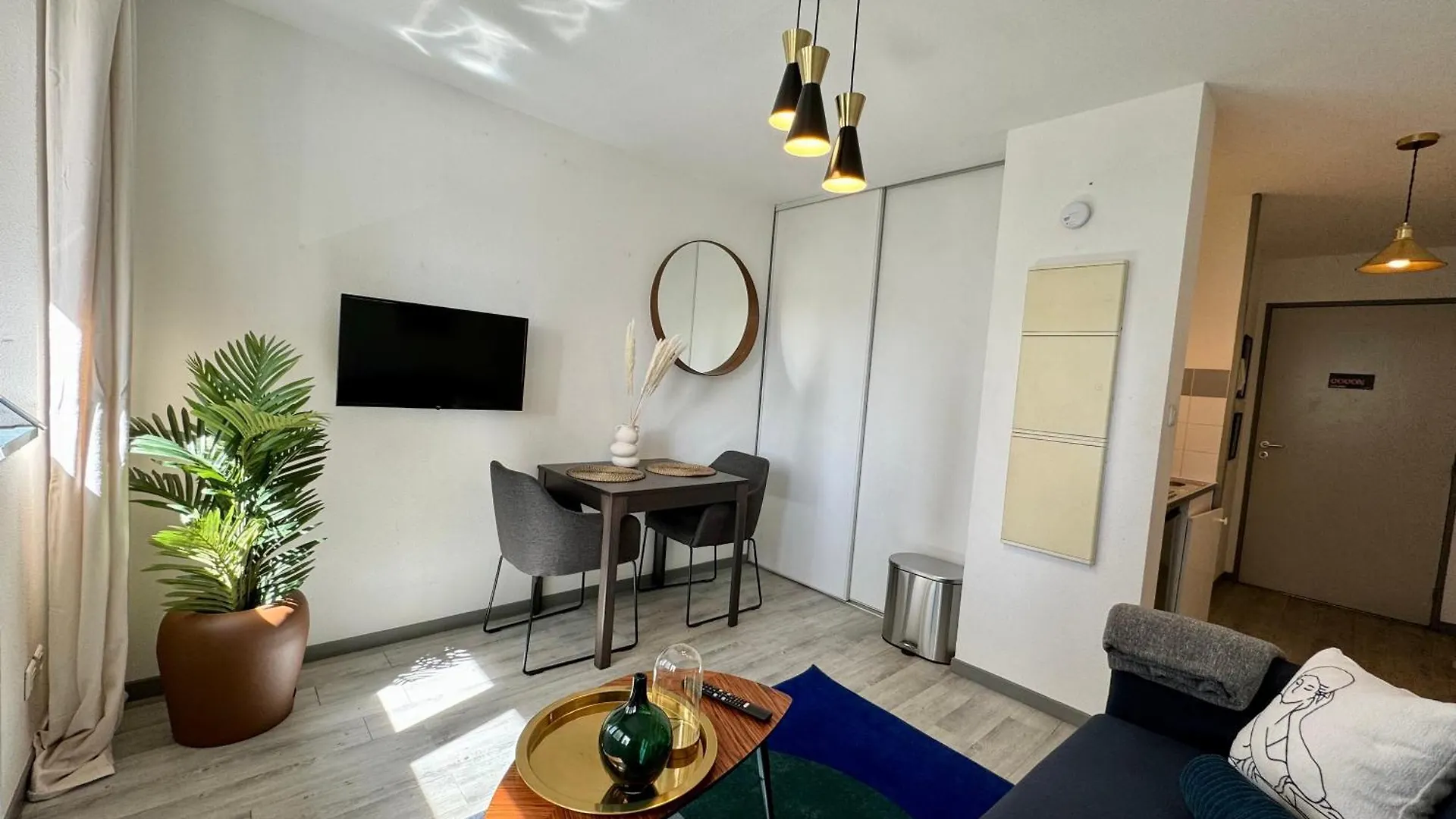 Suite Bahia Lyon 0*,